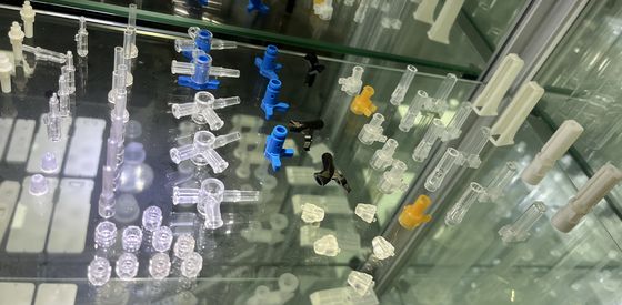 Desarrollo personalizado de productos de plástico piezas pequeñas tapas embalaje de plástico moldes de inyección moldeo