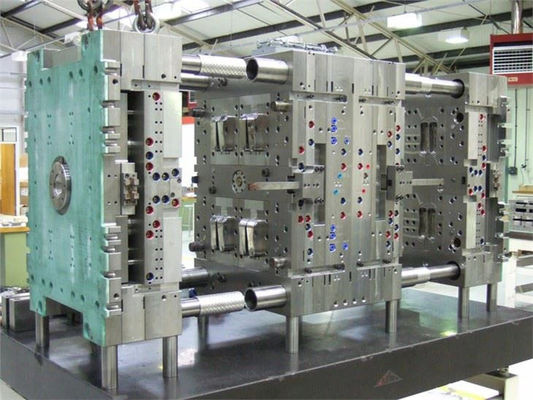 Un buen precio. El molde de inyección P20 de alto rendimiento con superficie de textura en línea